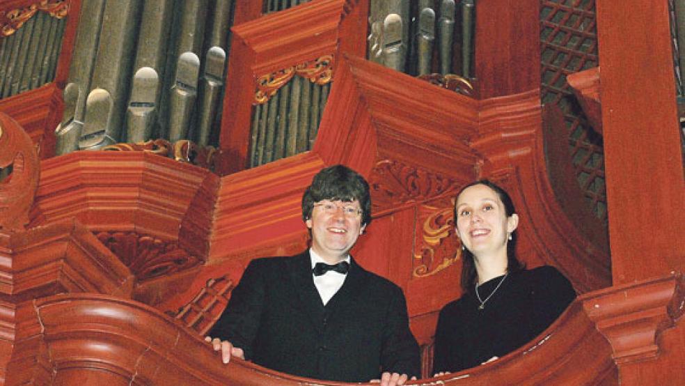 Winfried Dahlke und Darija Schneiderova spielten am Sonntag an der Schnitger/Wenthin-Orgel in Weener den in seiner Gesamtheit selten zu hörenden dritten Teil von Johann Sebastian Bachs »Clavierübung«.  © Fotos: Kuper