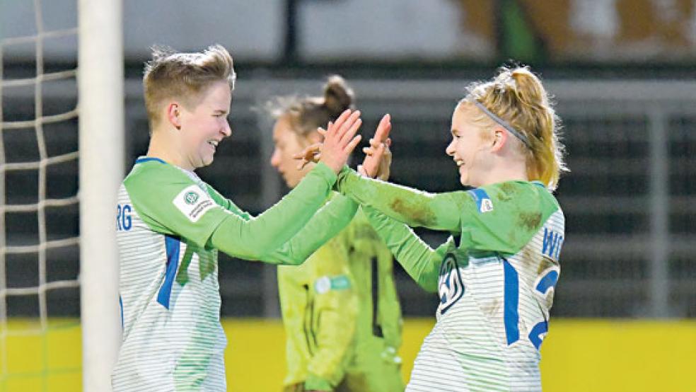 Jede Menge Spaß hat Lara-Marie Cordes (r., hier beim 5:0 im Heimspiel gegen den Hamburger SV) beim VfL Wolfsburg. Der Schritt zu den »Wölfinnen« hat sich für die 15-jährige aus Bunde ausgezahlt. In ihrem ersten Halbjahr hat sie viele wertvolle Erfahrungen gesammelt und darüber hinaus die B-Juniorinnen an die Spitze der Bundesliga geschossen. © Fotos: VfL Wolfsburg