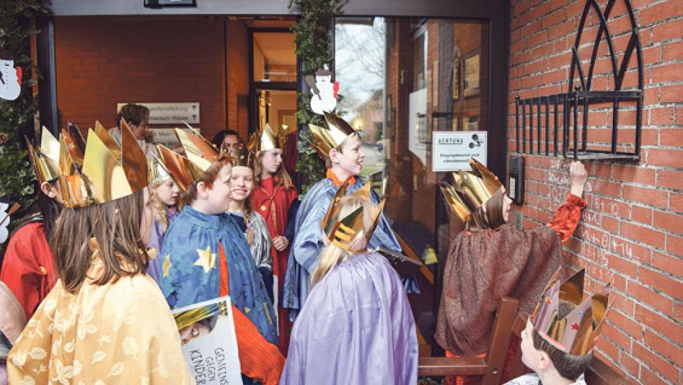 Die Sternsinger legten auch einen Halt beim Altenzentrum Rheiderland ein. © Foto: privat