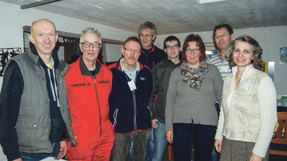 Ein Teil des Teams des Repair-Cafés in Bunde, rechts im Bild Hildebrand van der Spa und seine Frau Viviana. © Foto: Hoegen