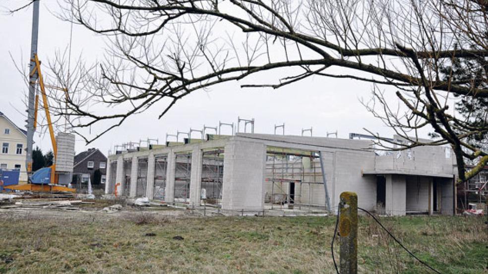 Winterpause auf der Baustelle des Feuerwehrhauses. Auch heute ist kein großer Betrieb zu erwarten, denn die geplante Bauabnahme fällt augenscheinlich aus. © Foto: Boelmann