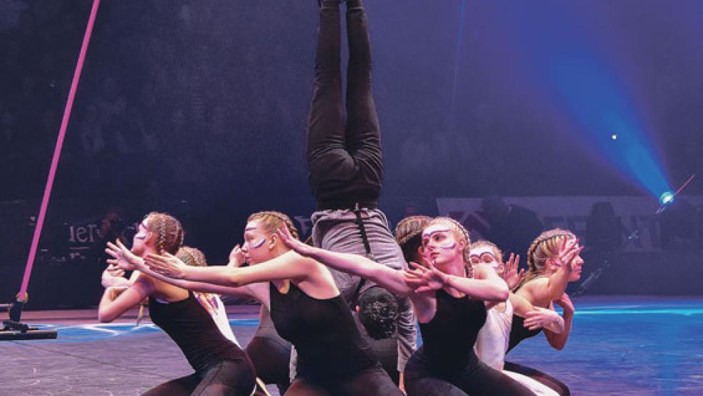 Perfekt in Szene gesetzt: Die »Akeitus« zeigen die »Blume« bei ihrem Auftritt in Oldenburg. Die Rheiderländer boten einen fehlerfreien Auftritt. © Foto: Fietz