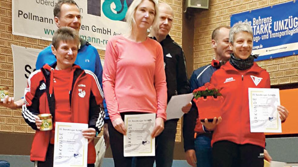 Auf dem Treppchen: Bettina Pilney (links) belegte im Neujahrslauf in ihrer Altersklasse W55 Rang zwei. © Foto: Hartema