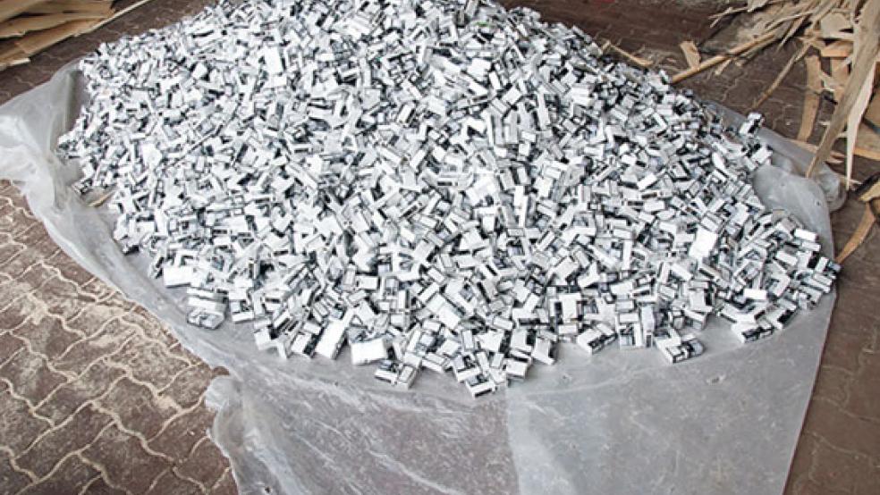 Ein Lager mit mehr als 2,5 Millionen unversteuerten Zigaretten haben Zoll und Staatsanwaltschaft im Großraum Papenburg entdeckt. Die Zigarettenschachteln wurden in ausgefrästen Holzbalken geschmuggelt. © Foto: Zoll