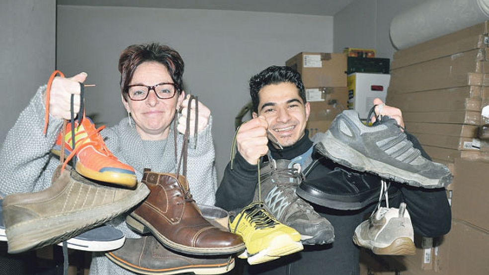 Freuen sich über die vielen Schuhspenden, die im Sozialen Kaufhaus in Weener abgegeben worden sind: Susanne Röskens und Zara Said. Die ersten 100 Paar Schuhe sollen in der nächsten Woche nach Syrien transportiert werden.  © Foto: Boelmann