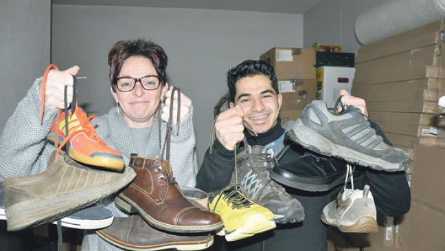 Erste Schuhe in Kartons nach Syrien