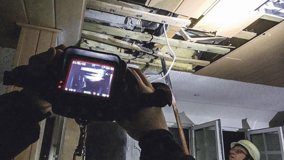 In der Zwischendecke im Obergeschoss eines Gebäudes in Hollen (Uplengen) hat es gebrannt - offenbar wurde der Brand durch einen Trafo verursacht, mit dem Halogen-Spots betrieben werden. © Foto: Feuerwehr