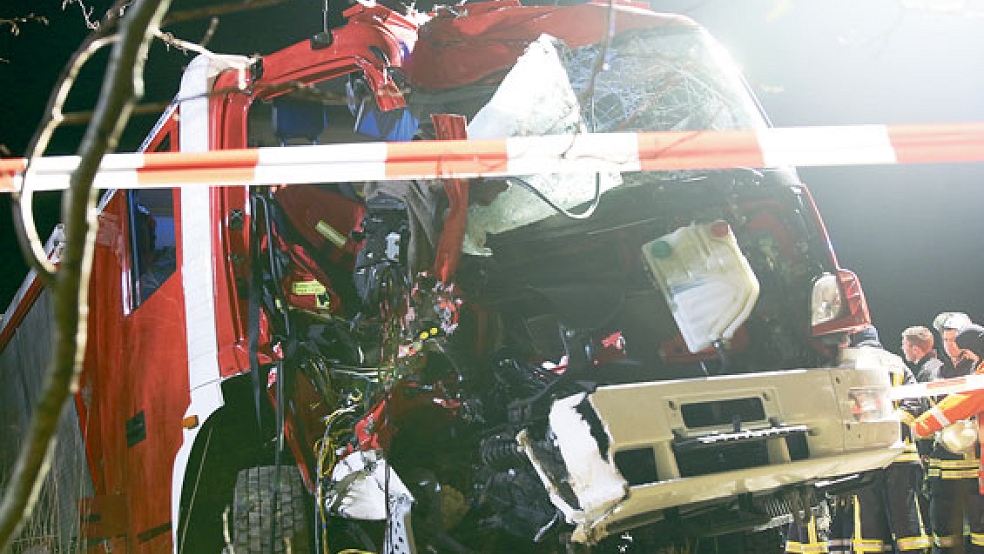 Aus dem total zerstörten Tanklöschfahrzeug musste die Gruppenführerin der Freiwilligen Feuerwehr Dornum mit schwerem Gerät befreit werden. Die Aktion dauerte rund eine Stunde. © Foto: Loger