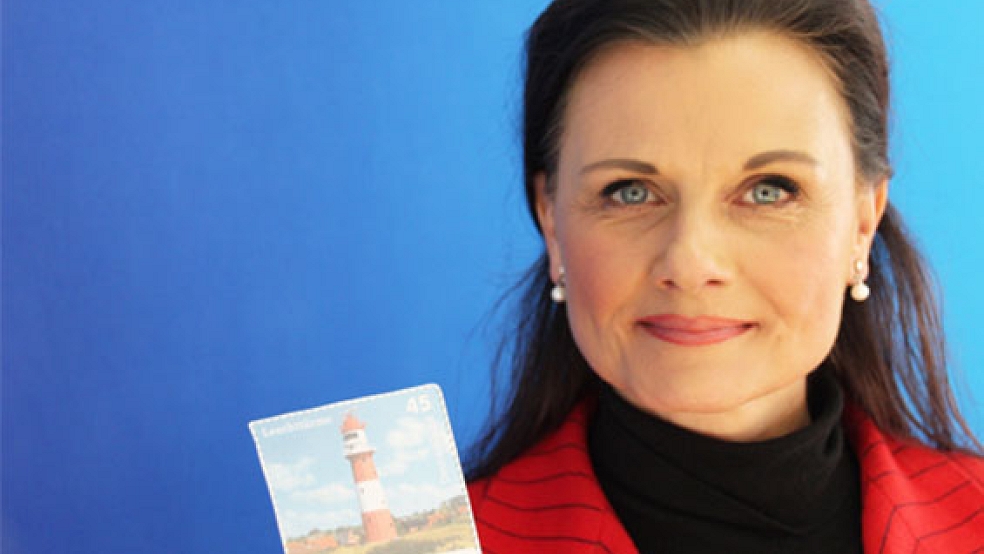 Was für eine Marke: Gitta Connemann präsentiert eine Briefmarke mit dem Borkum-Motiv. Jetzt wird auch der Leuchtturm von Wangerooge auf einer Marke »verewigt«. © Foto: privat