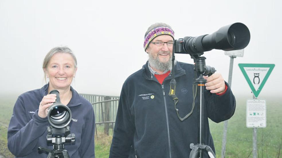 Stellten das Jahresprogramm des Naturschutzbundes (NABU) Rheiderland vor: Agnes Ratering und Edzard Busemann. Neu dabei sind Exkursionen für Familien mit Kindern.  © Foto: Boelmann