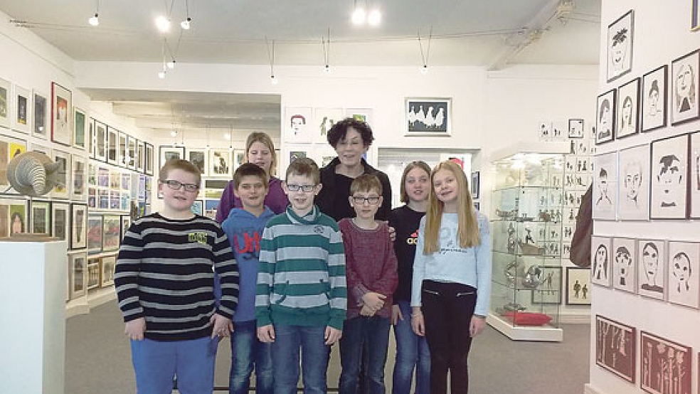 Schüler der Pestalozzischule in Weener haben kürzlich das Böke-Museum in Leer besucht. Judith Böke nahm sie in Empfang.  © Foto: Pestalozzischule
