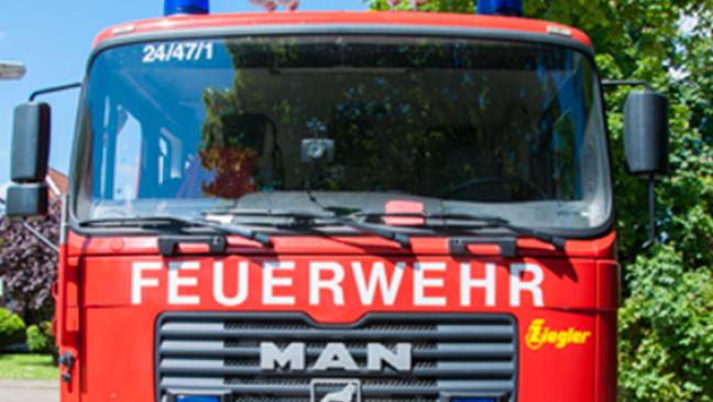 Holzschuppen geht in Flammen auf