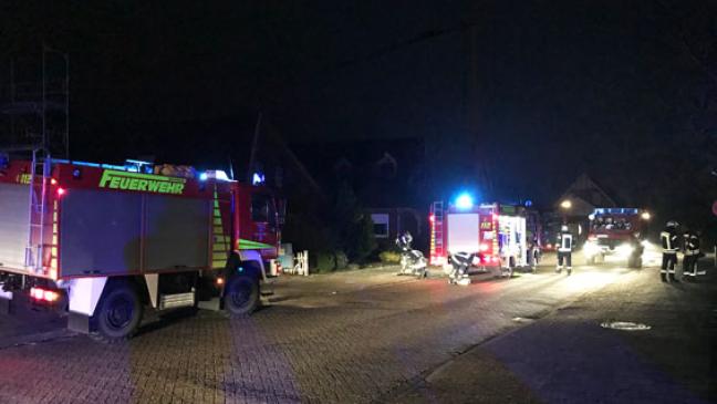 Flammen schlugen aus dem Gebäude