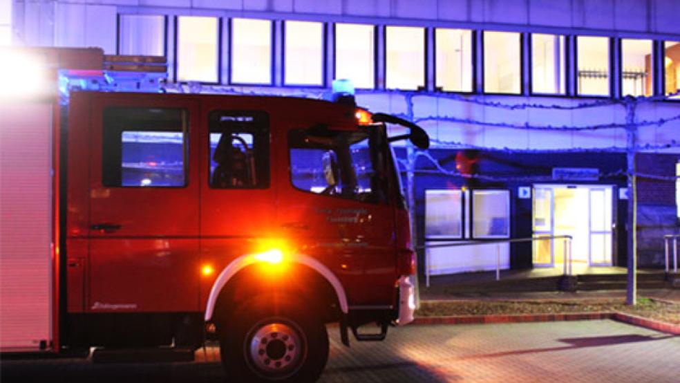 Nach dem Brand eines Müllcontainers im Durchgangstrakt vom Alt- zum Neubau des Papenburger Rathauses sind Teile der Verwaltung am Montag geschlossen. © Foto: Stadt Papenburg