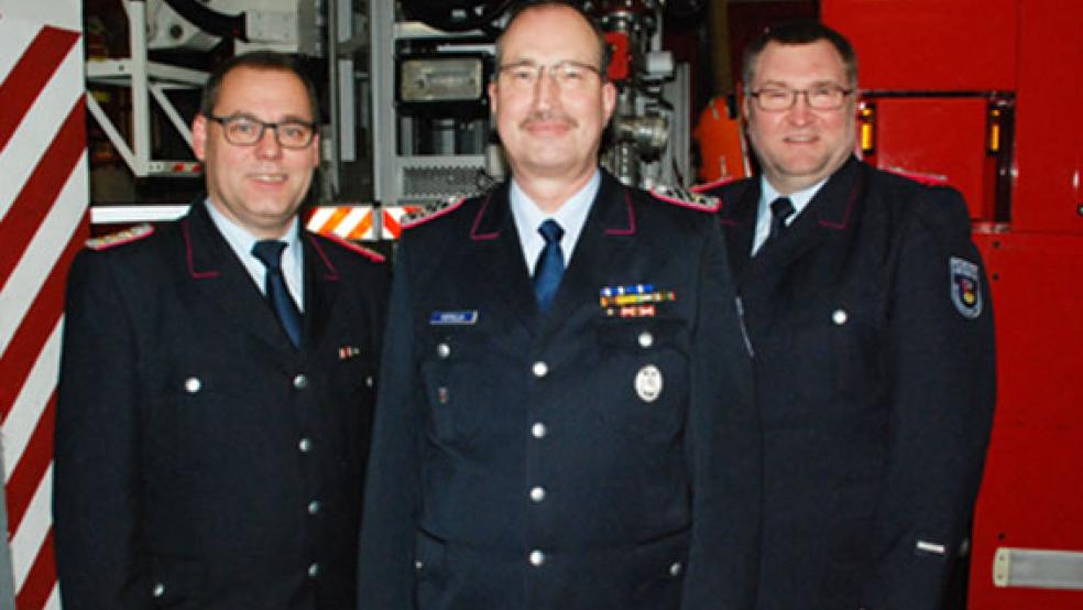 Neue Spitze an der Ortsfeuerwehr Weener: Jörg Fisser übergibt das Amt des Ortsbrandmeisters an seinen Nachfolger Hans-Joachim Kotulla. Stellvertreter bleibt Ewald Spengel (von links). © Foto: Kuper