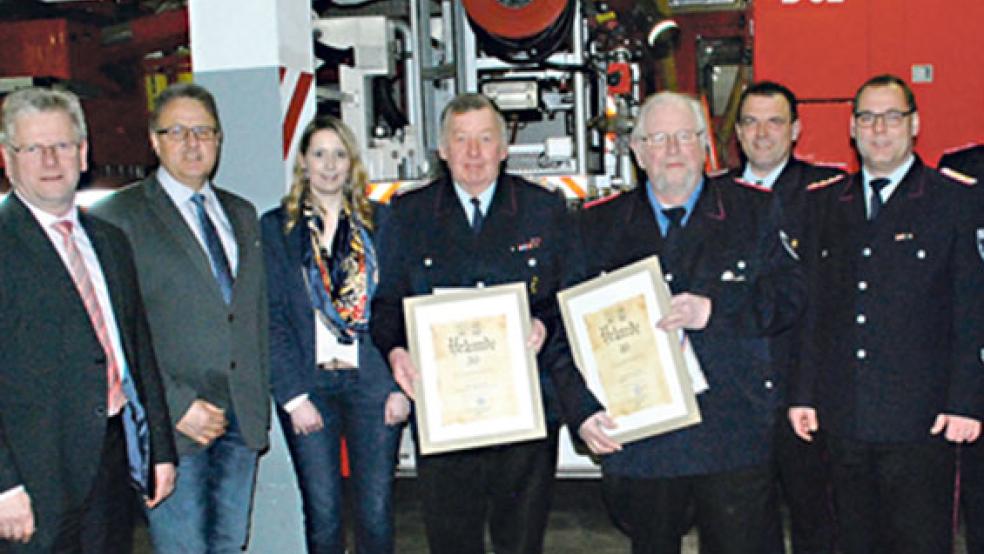 Die beiden Jubilare Heinrich Akkermann (links, 50 Jahre) und Günther Klugkist (40 Jahre) erhielten Ehrenzeichen, Urkunden und Präsentkörbe sowie Glückwünsche von (von links) Bürgermeister Ludwig Sonnenberg, Ortsvorsteher Friederich Sap, Fachbereichsleiterin Xenia Nording (Stadt Weener), Kreisbrandmeister Johann Waten, Orts- und Stadtbrandmeister Jörg Fisser und seinen Vertretern Ewald Spengel (Ortsfeuerwehr) und Gerhard Kuper. © Fotos: Kuper