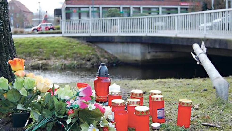 Blumen und Kerzen an der Unfallstelle im Zentrum Rhauderfehns. © Foto: Janßen