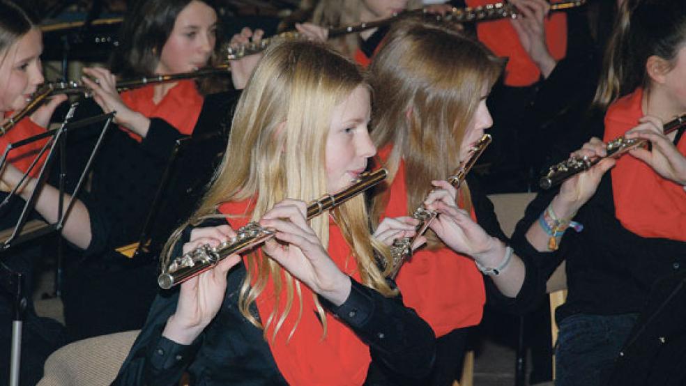 Das Flötenorchester, geleitet von Ina Leissen, eröffnete das Neujahrskonzert.  © Fotos: Kuper