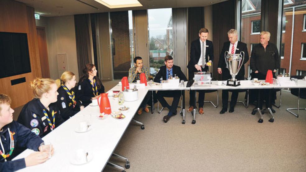 Bei den Vorbereitungen der Auslosung schauten die Pfadfinder (Gruppe links) ganz genau hin. Das Organisationsteam um Erhan Colak, Harry Janssen, Markus Janssen, Christian Schulte und »Hilli« Hilbrands (an der Kopfseite, von links) hatte alles im Griff.  © Foto: Wolters