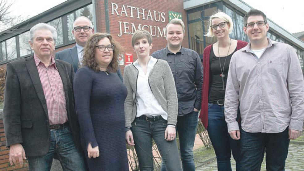 Vor dem Rathaus der Gemeinde Jemgum: (von links) Kämmerer Martin Schilling, Bürgermeister Hans-Peter Heikens, Lena Bollmann (Interner Service), Vera Meyer (Bürgerbüro), Mike Ostendorp (Finanzen und Interner Service), Insa Müller (Bürgermeisterbüro) und Frank Sap, der im Juli die Nachfolge von Martin Schilling als Kämmerer antreten wird. © Foto: Szyska