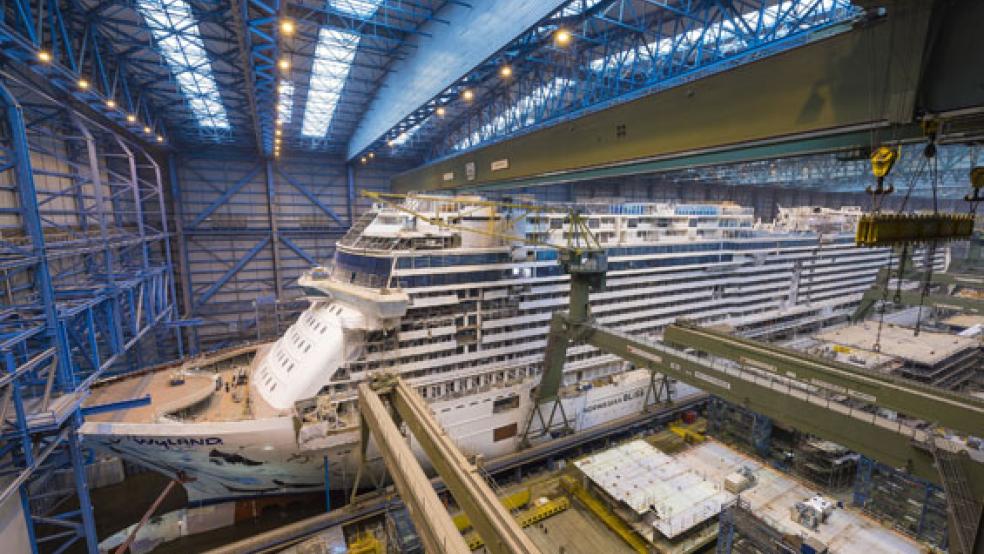 Die »Norwegian Bliss« soll voraussichtlich Mitte Februar die Baudockhalle verlassen. © Foto: Meyer Werft
