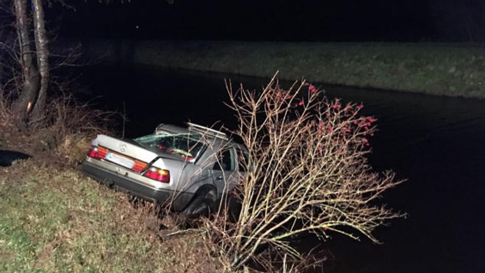 Die Feuerwehr rückte aus, um bei diesem verunglückten Mercedes eine Ölsperre auszulegen. © Foto: Feuerwehr