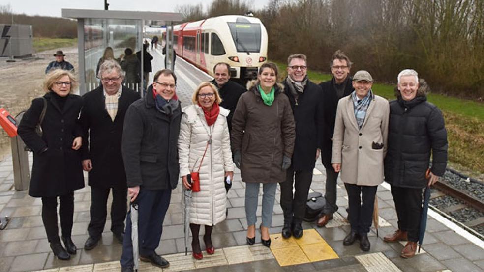 Feierliche Eröffnung des Bahnhofs Roodeschool. Zu den Ehrengästen gehörte auch Landrat Matthias Groote (rechts), da der Landkreis Projektpartner ist. © Foto: privat