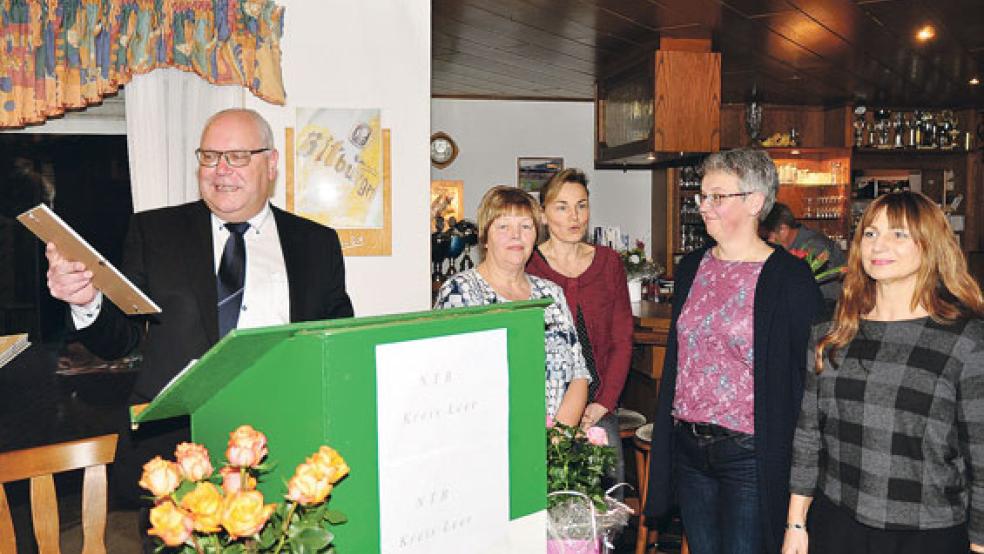 Zu den angenehmen Aufgaben eines Vorsitzenden gehören die Ehrungen: Hier zeichnet Frank Schüür gerade Renate Kube, Ulrike Ostendorp, Beate Bock und Gaby Engler (v. l.) aus. © Foto: Wolters