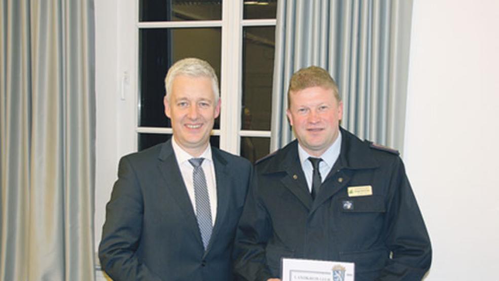 Seine Ernennungsurkunde erhielt Holger Bleicher (rechts) von Landrat Matthias Groote. © Foto: Feuerwehr Leer