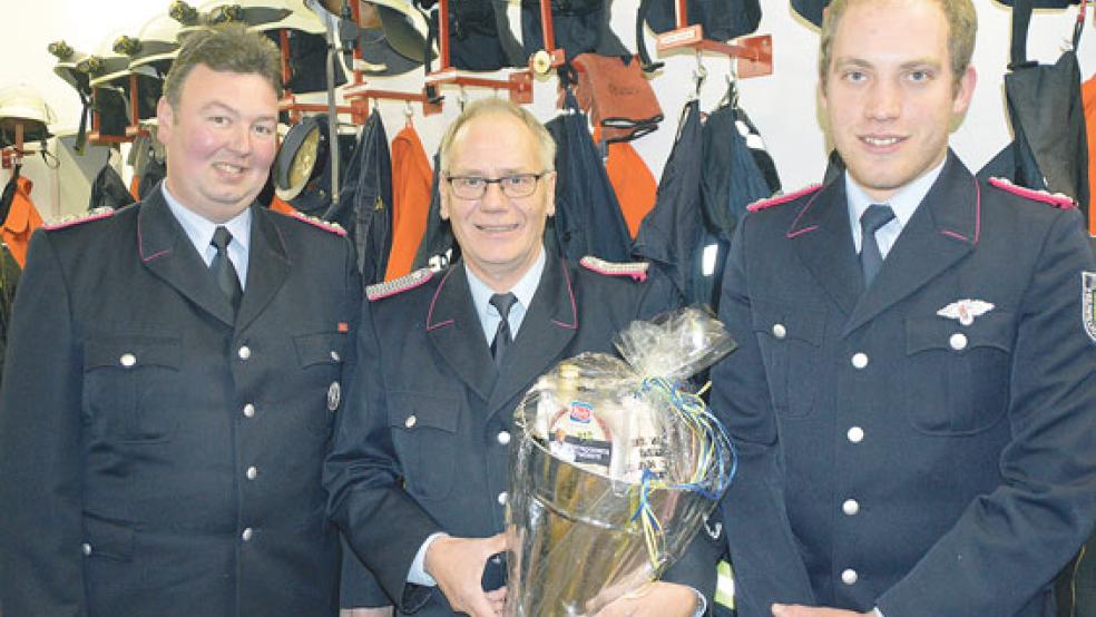 Herbert Mühlena (Mitte) war fast 30 Jahre Chef der Feuerwehr Critzum, nun macht der 60-Jährige Platz für eine junge Führungsriege und übergibt sein Amt vertrauensvoll in die Hände seines bisherigen Stellvertreters Bernhard Hensmann (links) und des neuen stellvertretenden Ortsbrandmeisters Hendrik Spekkers.  © Fotos: Himstedt