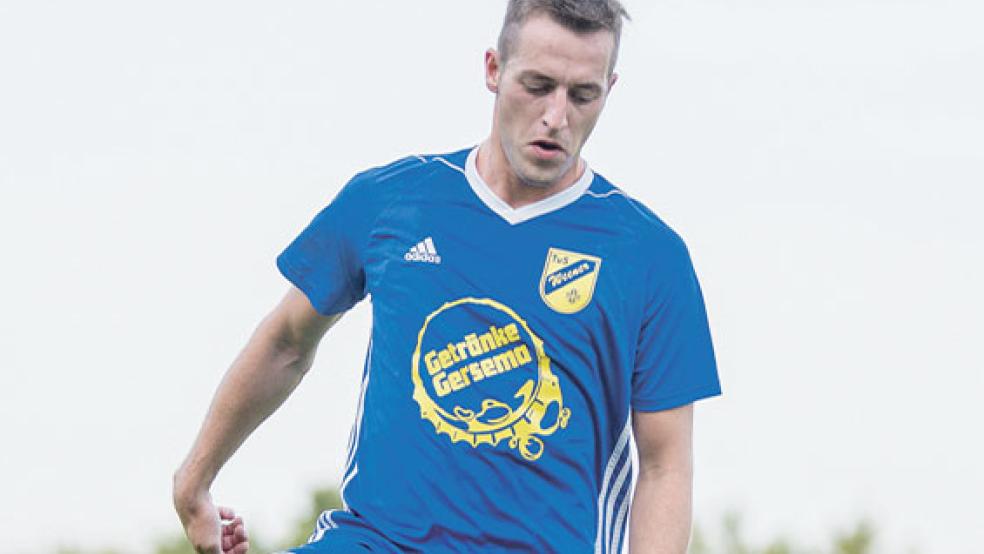 Stark am Ball: Martin Meyer ist für den TuS Weener unverzichtbar. © Foto: Mentrup