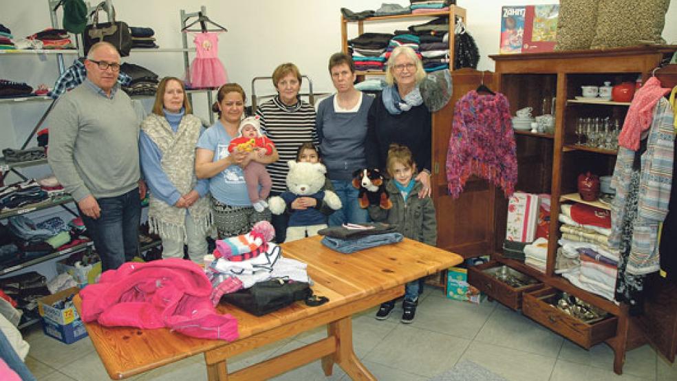 Hell, freundlich und gut sortiert präsentiert sich die neue »Kleerstuv«. Davon überzeugten sich gestern Bürgermeister Hans-Peter Heikens (links) und Kundin Gihah aus dem Irak (Dritte von links) mit drei von ihren vier Kindern. Empfangen wurden sie von Kirsten Reich, Karin Hinderks, Christa Reske und Gisela Hochmann (von links). © Fotos: Szyska