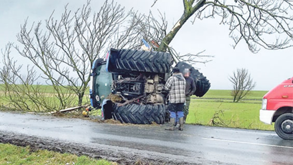 Totalschaden entstand an dem verunglückten Traktor. Die Fahrerin wurde leicht verletzt. © Foto: privat