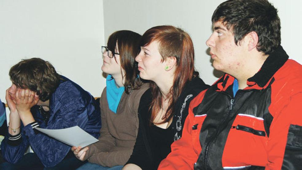 Auch der Besuch von Ausschusssitzungen, wie hier der Bauausschuss, gehört für die Schülerinnen und Schüler mit zum Politikerpaten-Projekt. © Archivfoto: Hoegen