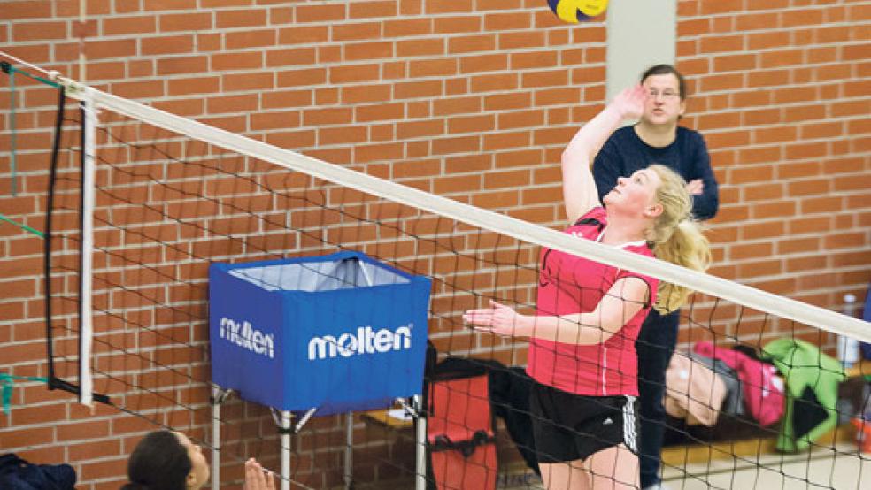 Unaufhaltsam: Teutonia Stapelmoors Volleyballerinnen (r.) haben auch bei ihrem zweiten Heimspieltag beide Partien gewonnen. © Foto: Mentrup