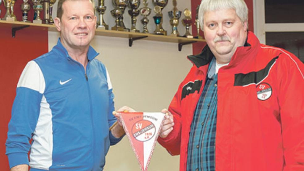 Neuer Trainer für den SV Ems Jemgum: Helmut Bojer (links) übernimmt. Geschäftsführer Joachim Bugiel hieß ihn am Mittwochabend willkommen. © Foto: Mentrup