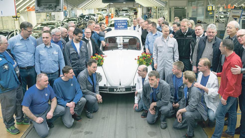 Erinnerung an eine Erfolgsära: Management, Betriebsrat und Mitarbeiter ließen am Zählpunkt 8 die 40jährige Geschichte Revue passieren, mit einem Käfer aus den letzten Stunden, der ebenfalls im Emder Werk produziert wurde. © Foto: VW