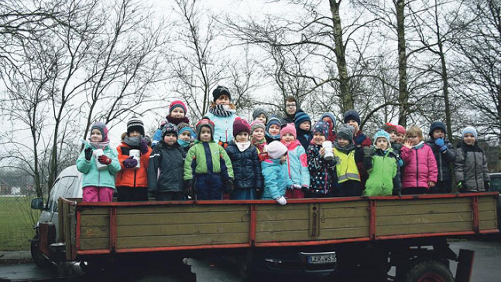 Für ein Erinnerungsfoto versammelten sich die Holthuser Kindergartenkinder auf einem Trecker-Anhänger. © Foto: privat