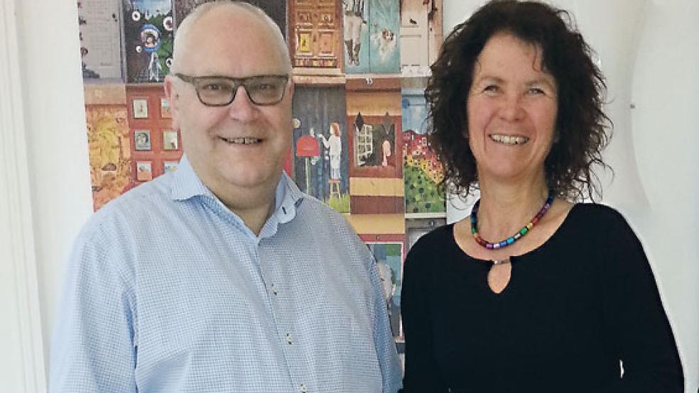 Wollen Ehrenamtliche informieren: Frank Schüür und Monika Fricke. © Foto: Landkreis Leer