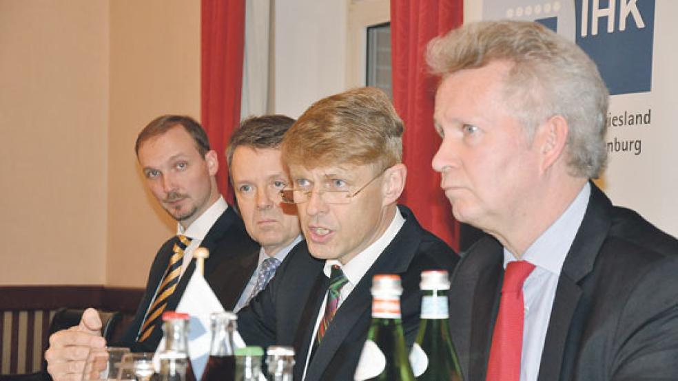 IHK-Präsident Dr. Bernhard Brons (2.v.r.) stellte in Emden den Jahresbericht der Industrie- und Handelskammer vor. Weitere Fragen beantworten (von links) Dirk Bleeker, Dr. Torsten Slink und Dr. Jan Amelsbarg. © Foto: Boelmann