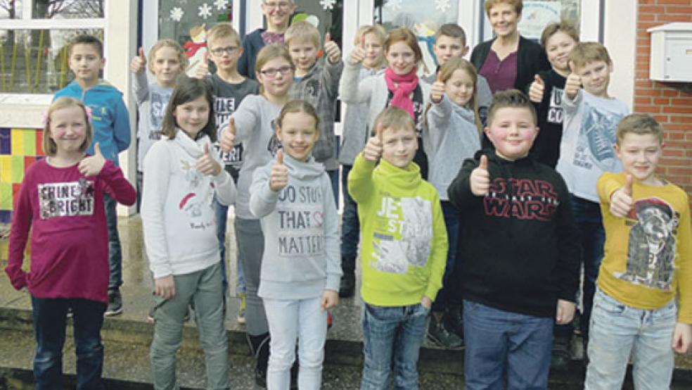 Daumen hoch für den Schwimmunterricht: Unter der Leitung der pädagogischen Mitarbeiterin Beate Bocke (hinten, links) und Lehrerin Hermine Kramer lernen die Möhlenwarfer Grundschüler in Bunde schwimmen. © Foto: privat