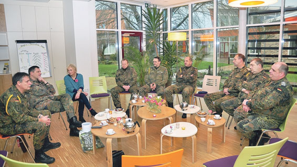 Bei einer Tasse Tee erfuhren die Soldaten des Kommando »SES« mehr über die Arbeit der Hospiz-Initiative in Leer. © Foto: Wolters