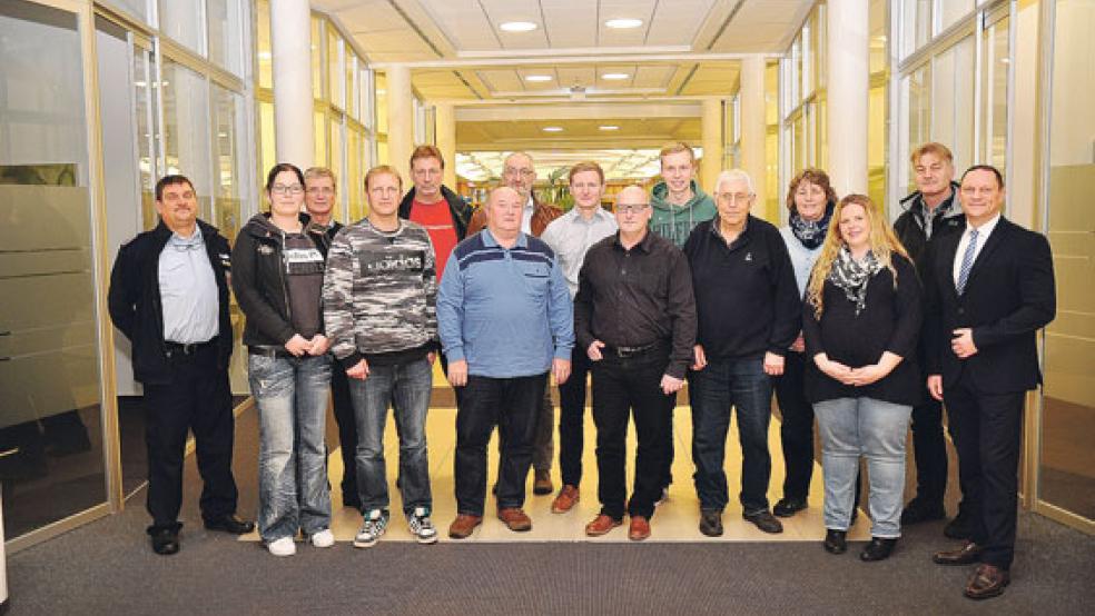 OVB-Bereichsleiter Matthias Nittmann (rechts) mit Vertretern von Vereinen, die sich über einen warmen Geldregen freuen konnten. © Foto: Wolters