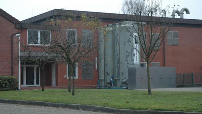 Schadstoff-Fund verzögert Hallenbau