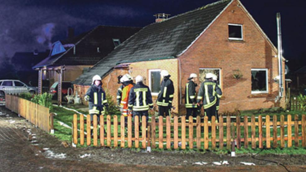 Nach dem Brand in diesem Einfamilienhaus in Moordorf befindet sich ein dreijähriger Junge auf dem Weg der Besserung. Seine 28-jährige Mutter schwebt hingegen weiter in Lebensgefahr. Sein Vater und sein sechsjähriger Bruder waren infolge des Brandes verstorben. © Foto: Feuerwehr