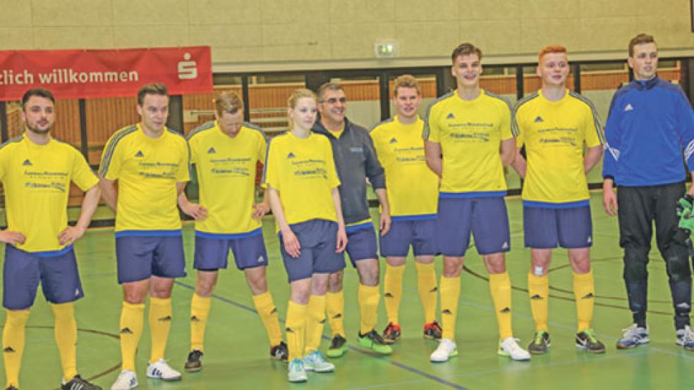 Im Finale mussten die Fußballer des Software-Netzwerkes Leer noch einmal zittern. Beim Neun-Meter-Schießen war das Glück dann aber doch auf ihrer Seite. © Fotos: Wolters