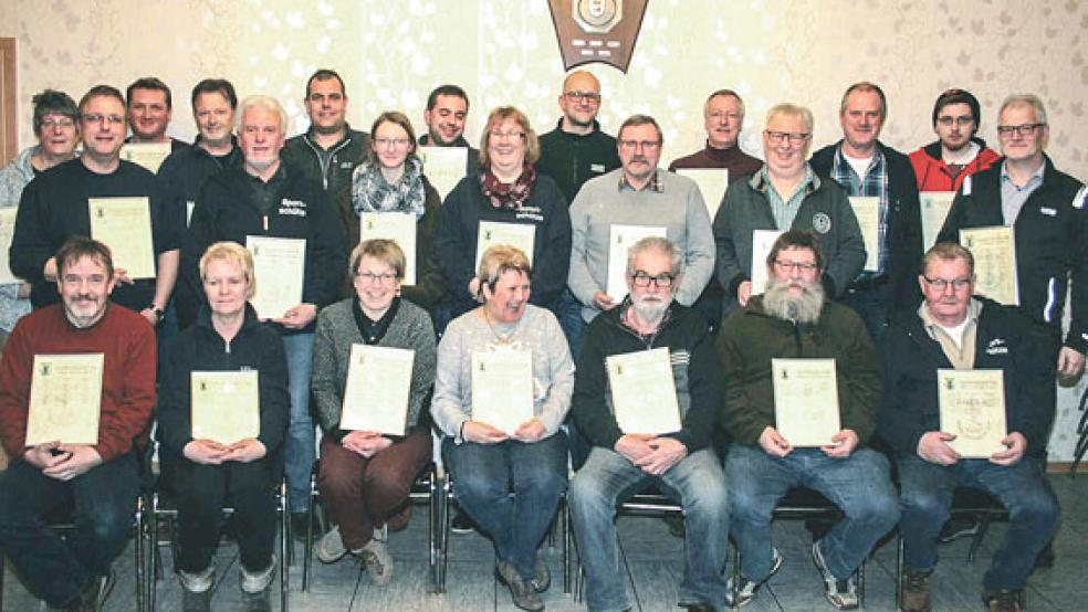Die erfolgreichen Schützen: (vordere Reihe von links) Rolf Krummbein, Karin Meijer, Claudia Nickisch, Ursula Mierke, Anton Sosef, Hermann-Josef Rix, Bernhard Blaauw sowie (stehend) Margret Randt, Torsten Sinningen, Richard Landel, Wolfgang Pauw, Heinrich Meijer, Torsten Holzgrabe, Edda Gruben, Jörn Ammann, Ursula Schipper, Wilfried Kampen, Manfred Randt, Rolf Lömker, Jan Schipper, Bernhard Harders, Maik Krüger und Wilfried Meijer. © Foto: privat