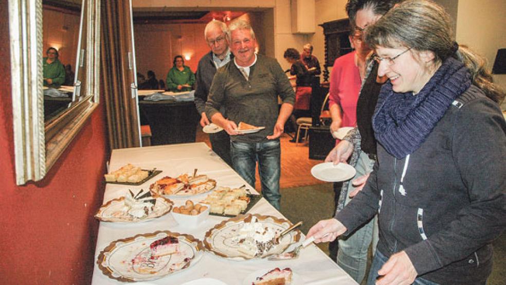 »Schlacht am Büfett«: Zu Kaffee und Tee gab es im Hotel »Am Rathaus« eine reichhaltige Auswahl an Kuchen und Torten. © Fotos: Szyska