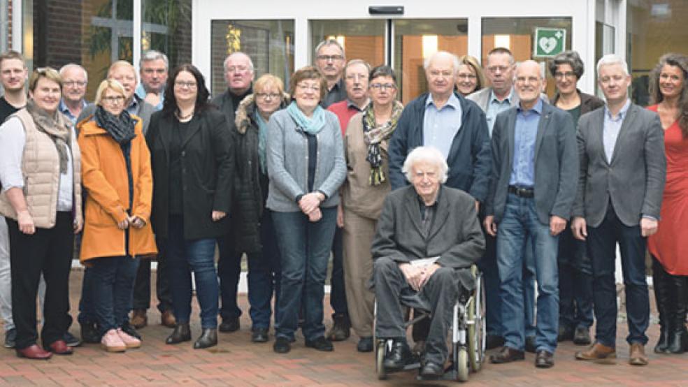 Die SPD-Kreistagsfraktion vor dem Seminarhotel. Aus dem Rheiderland mit dabei waren alle SPD-Kreistagsabgeordneten, und zwar Johanne Modder aus Bunde (Zweite von links), Gerrit Dreesmann aus Holthusen und Ina Schullerer aus Weener (beide neben ihr) sowie Helmut Geuken aus Möhlenwarf (Mitte) und Helmut Plöger aus Jemgum (Fünfter von rechts). © Foto: SPD