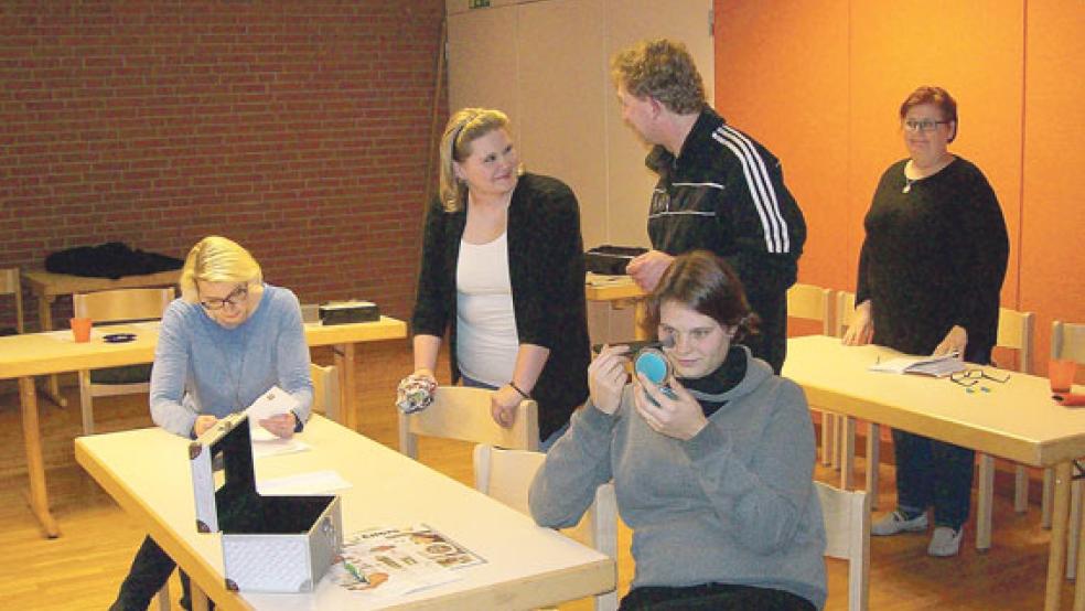 Proben fleißig für die Premieren-Aufführung am 17. Februar (von links): Insa Müller, Jasmin Arends, Frank Meinders, Tina Otten und Angela Knop. Der Name des Stückes heißt: »Well toletzt lacht«.  © Foto: Theatergruppe Jemgum